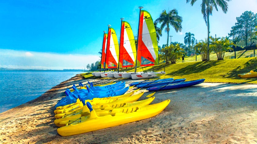 Represa e esportes náuticos no Club Med Lake Paradise, em São Paulo