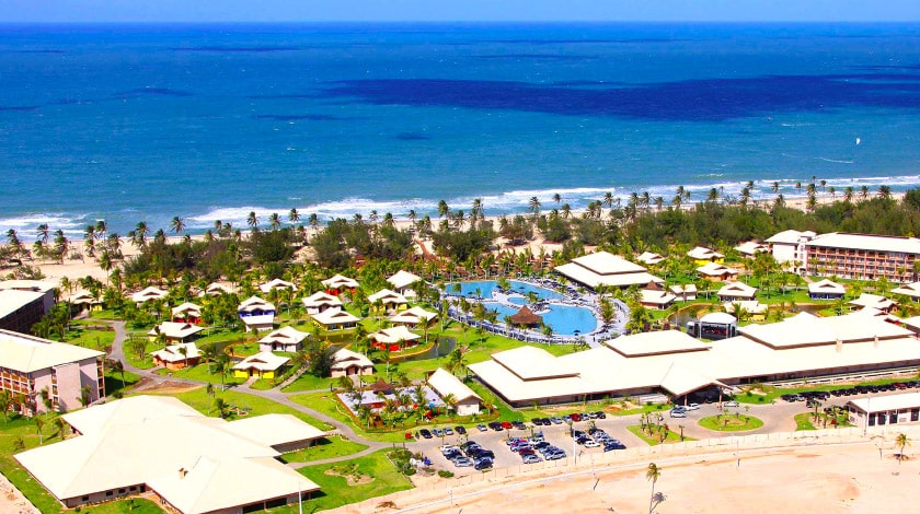 Vista aérea para a praia e o resort Vila Galé Cumbuco, com experiência All-Inclusive no Nordeste