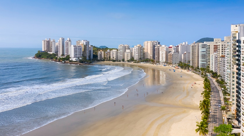 Praia das Astúrias, no Guarujá, no litoral de São Paulo