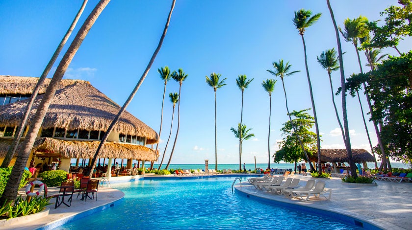 Área da piscina do Impressive Resort, que está na promo Welcome to Punta Cana
