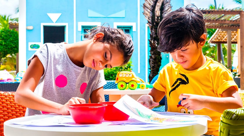 Crianças desenhando no kids' club da Costa do Sauípe, na Bahia