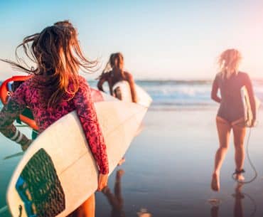 Entre na onda das 10 melhores praias para surfar no Brasil