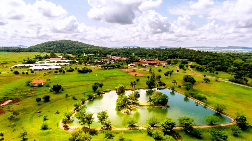 Área com o lago do Zagaia Eco Resort