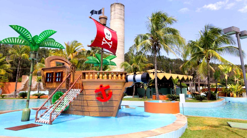 Barco pirata no Blue Tree Thermas, resort ideal para crianças em Lins, interior de SP