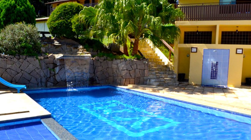 Imagem da piscina do Village Montana Hotel.