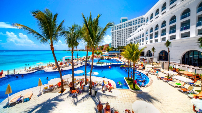 Piscina com vista para o mar do Riu Cancun, resort All-Inclusive