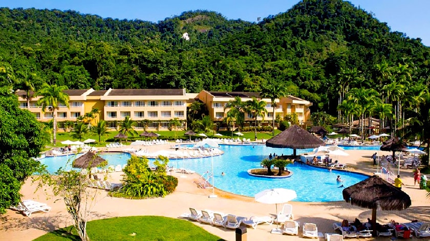 Piscina e morros no Vila Galé Eco Resort de Angra, no Rio de Janeiro