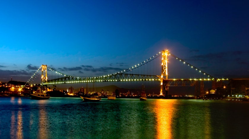 Imagem da ponte Hercílio Luz, em Florianópolis.