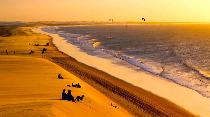 Dunas e praia no pôr do sol de Jericoacoara
