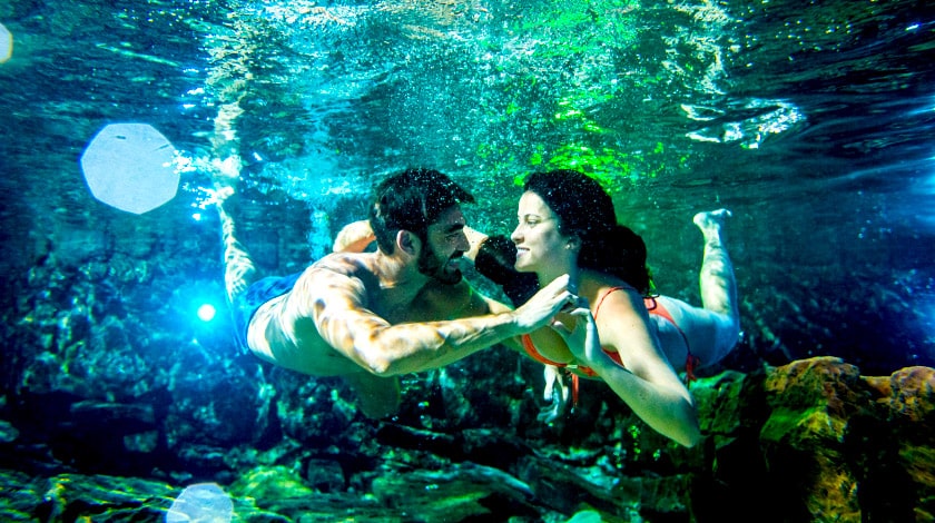 Casal debaixo d'água no Parque das Fontes, no Rio Quente