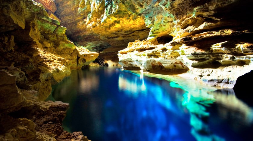 Imagem da gruta do Lago Azul em Bonito, MS.