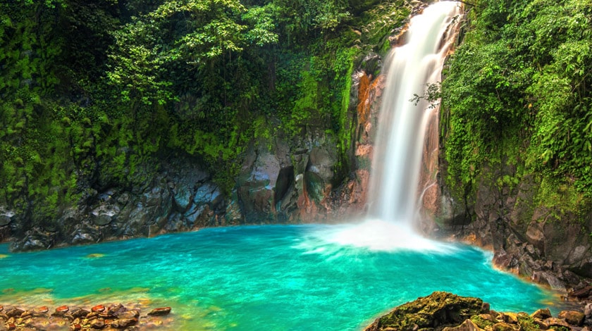 Imagem da cachoeira do Rio Celeste dentro do Parque Nacional.