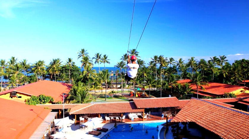 Tirolesa, uma das atividades proporcionadas pelo Porto Seguro Praia Resort, na Bahia.