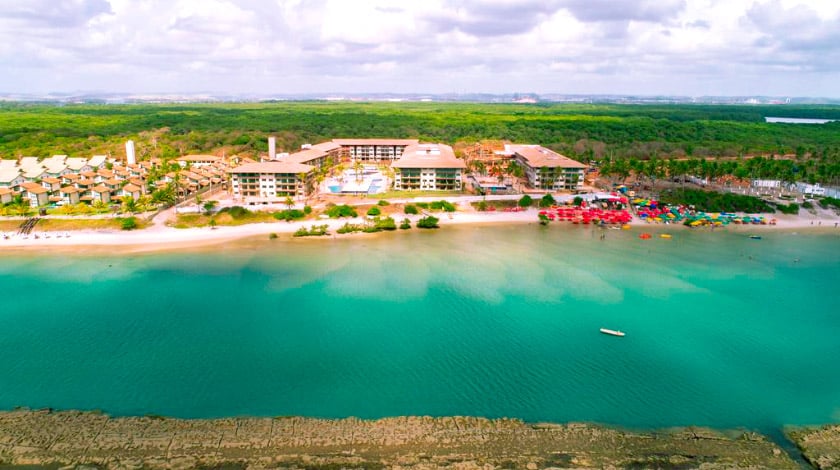 Vista aérea do Samoa Beach em frente à Praia de Muro Alto, em Ipojuca, Pernambuco.