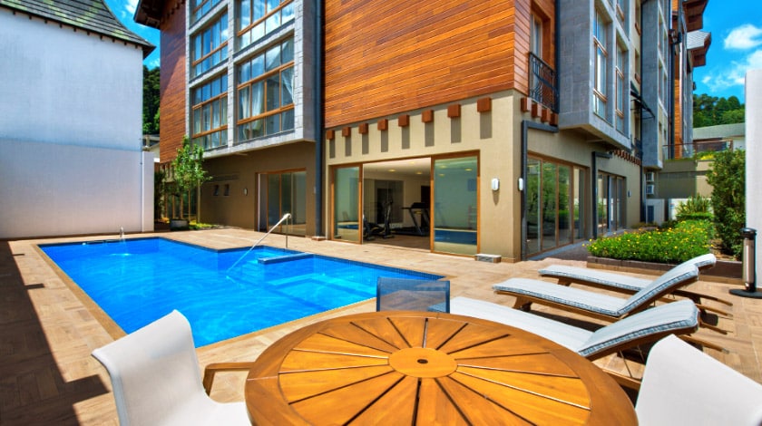 Área da piscina no Prodigy Hotel Gramado