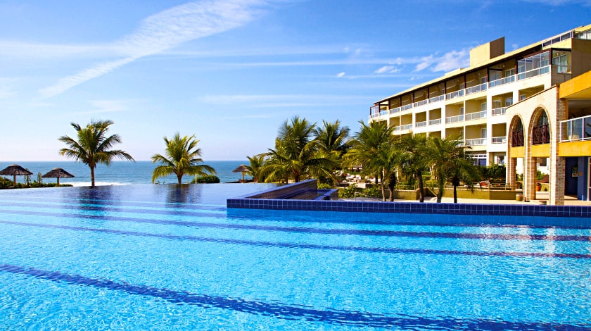 Piscina externa de borda infinita com  vista para o mar no Costão do Santinho Resort