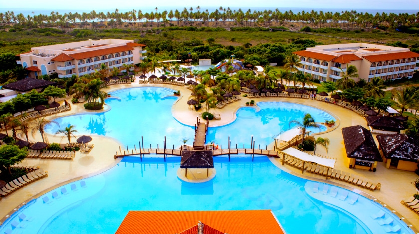 Vista aérea das piscinas do Grand Palladium Imbassaí, na Bahia