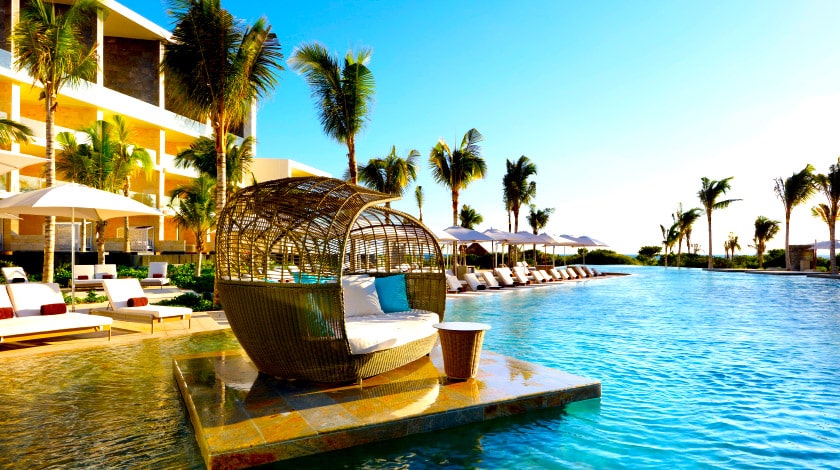 Piscina ao ar livre com espreguiçaderias e cama balinesa no TRS Coral Hotel by Palladium