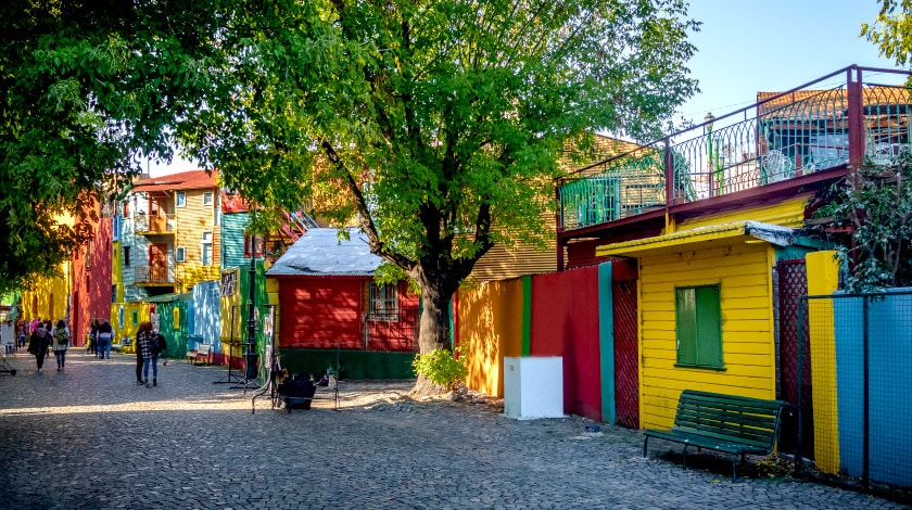 Casas coloridas em Caminito, bairro de Buenos Aires