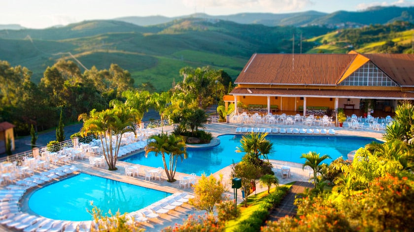 Vista geral para piscina do Monreale Hotel Resort, perfeito para o Carnaval no interior