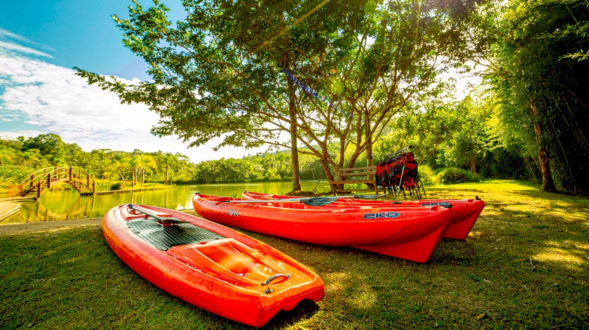 Área de lazer com caiaques no SPaventura Eco Resort