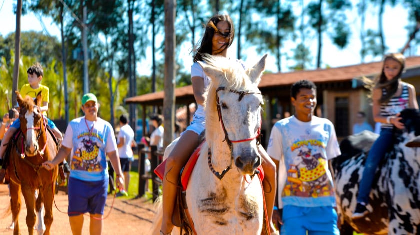 Crianças andando a cavalo no Barretos Country Resort