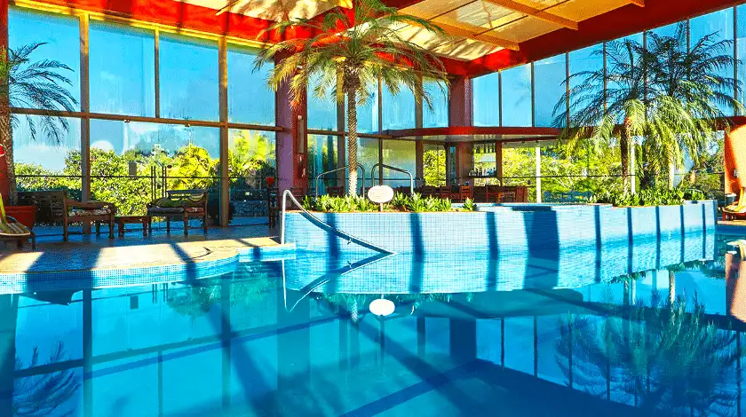 Piscina climatizada coberta do Hotel Villa Rossa em São Roque