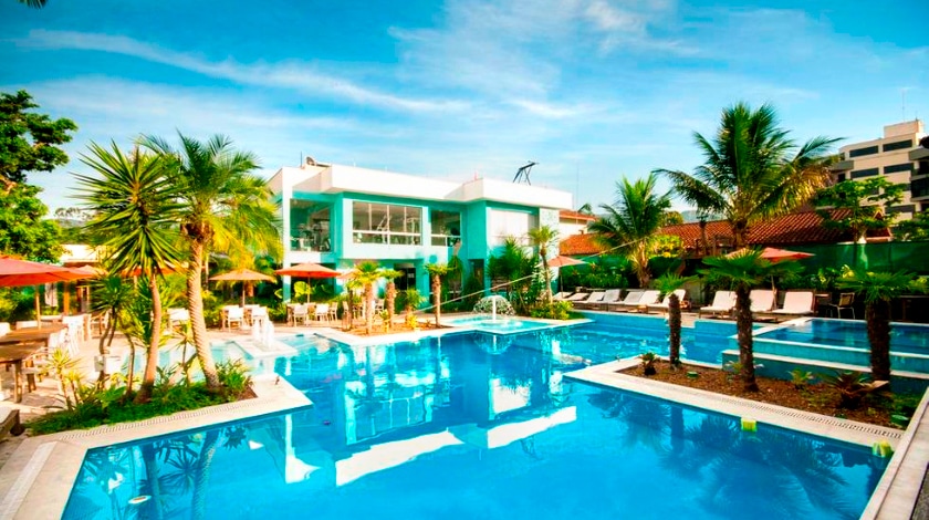 Piscina da Pousada Port Louis, em Caraguatatuba