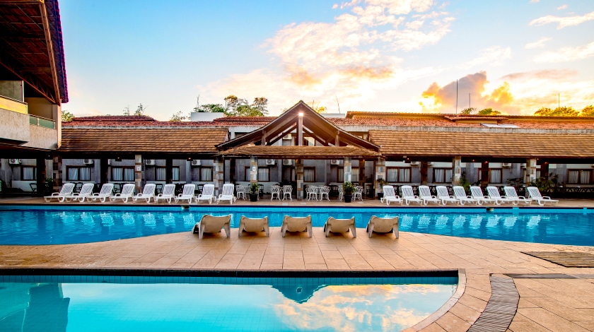 Área da piscina no Nauticomar Hotel & Beach Club