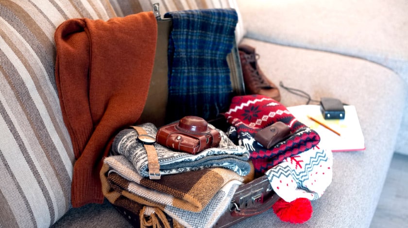 Mala de viagem com roupas de inverno