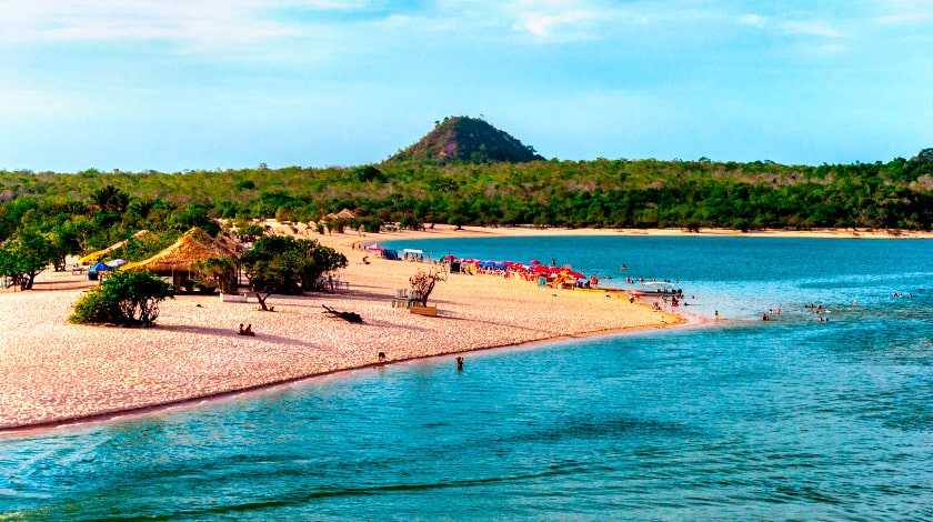 Vista geral para a Ilha do Amor, em Alter do Chão, destino em alta para curtir o verão