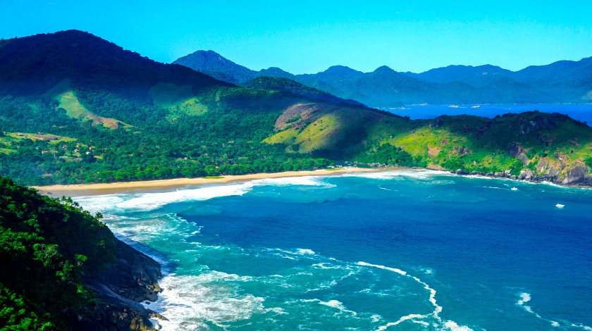 Vista geral da Praia do Bonete, em Ilhabela, destino da moda para o verão