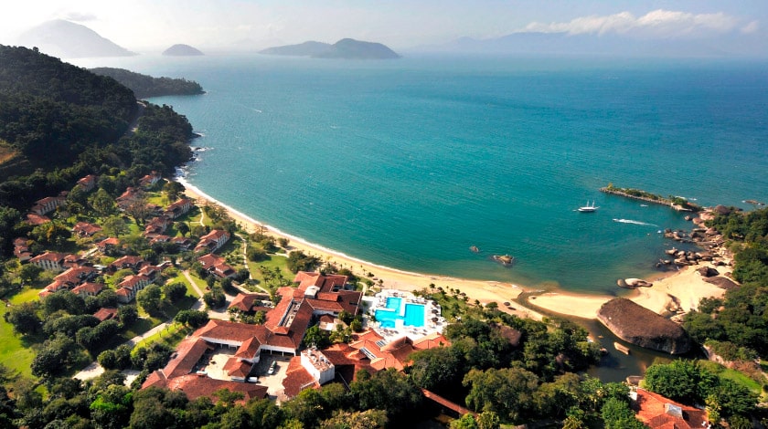 Visão aérea para praia e mar de Mangaratiba