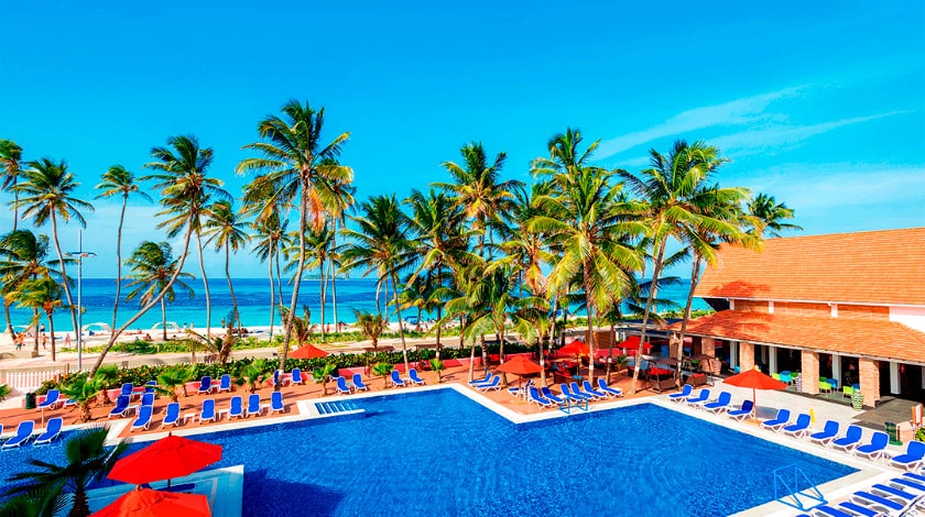 Visão geral da piscina do Decameron Isleño, em frente à praia de Spratt Bright,