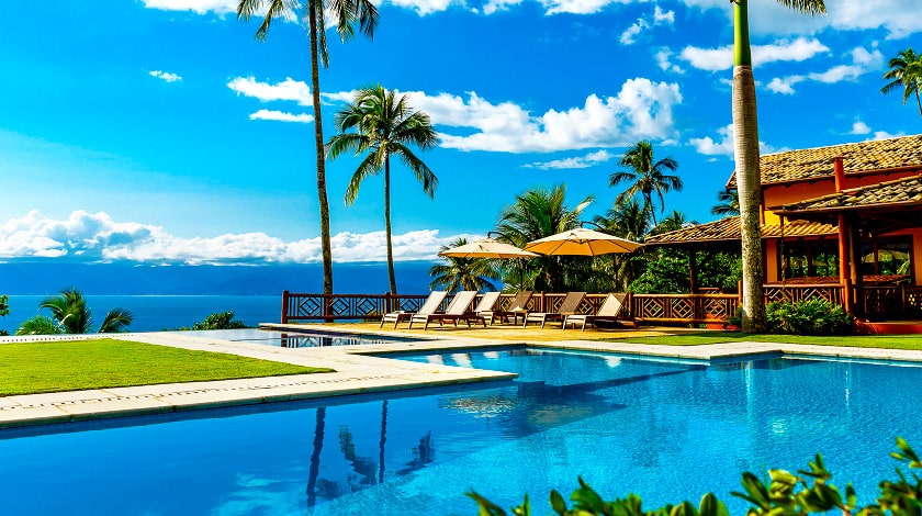 Piscinas ao ar livre e com vista para o mar da Ilhabela Pousada Boutique, ideal para uma viagem de verão a dois