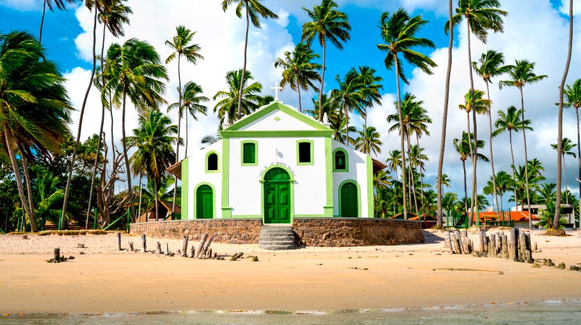 Frente da Capela de São Benedito, na Praia dos Carneiros