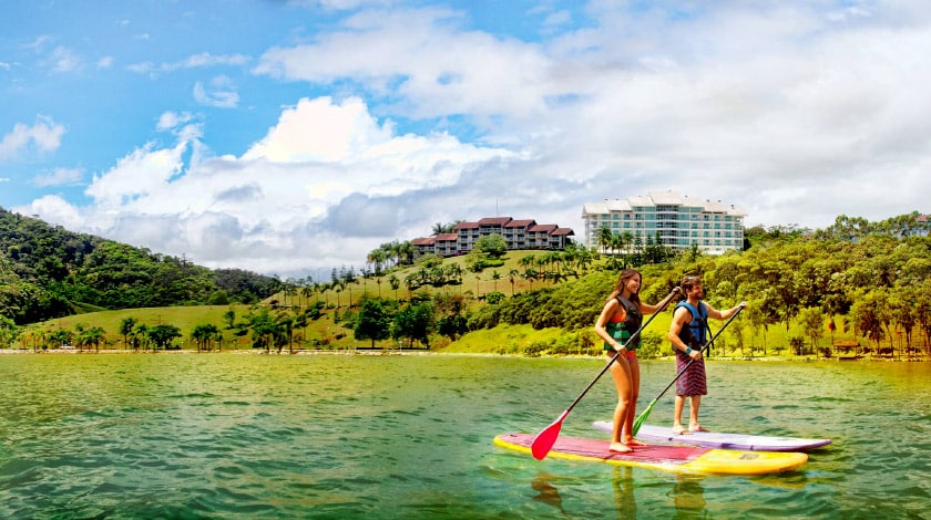 Stand up paddle no lago do Fazzenda Park Hotel