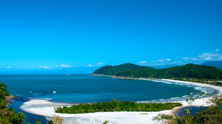 Vista geral da Praia Barra do Una, em São Sebastião, ótimo destino para viajar em janeiro