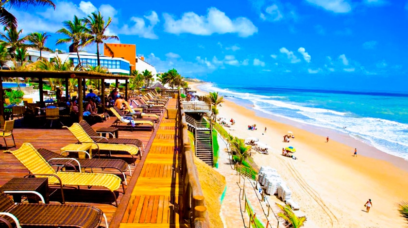 Espreguiçadeiras com vista para a praia no Ocean Palace, resort All-Inclusive no Nordeste