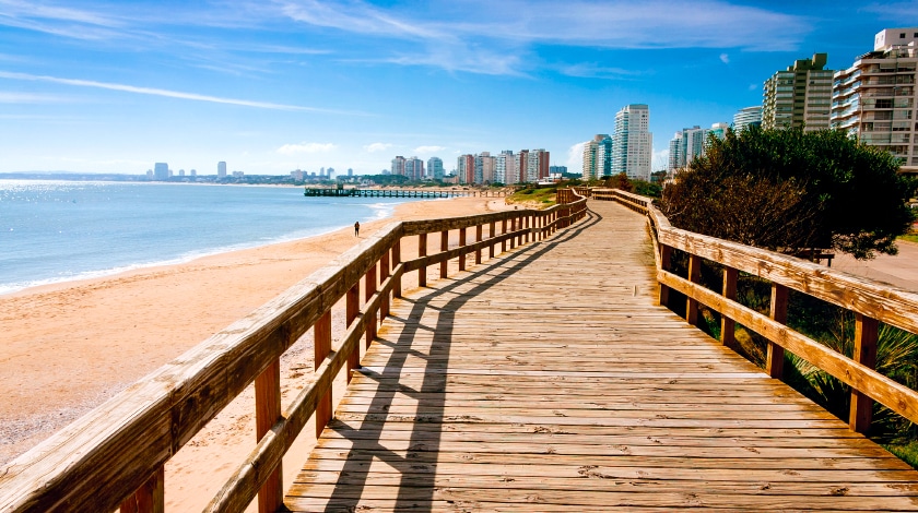 Playa Mansa, em Punta del Este, ideal para viajar em fevereiro