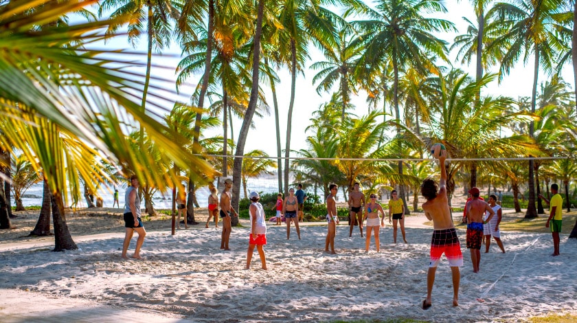 Hóspedes jogando vôlei do Sauípe Sports