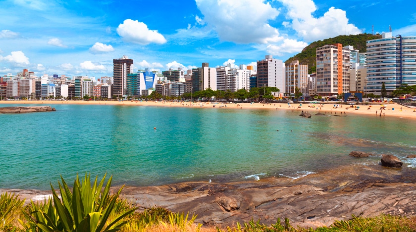 Vista para prédios e a Praia do Camburi, em Vitória, opção para viajar em janeiro