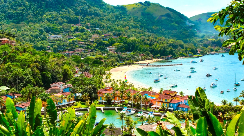 Vista para praia e casas em Angra dos Reis, destino para viajar em janeiro