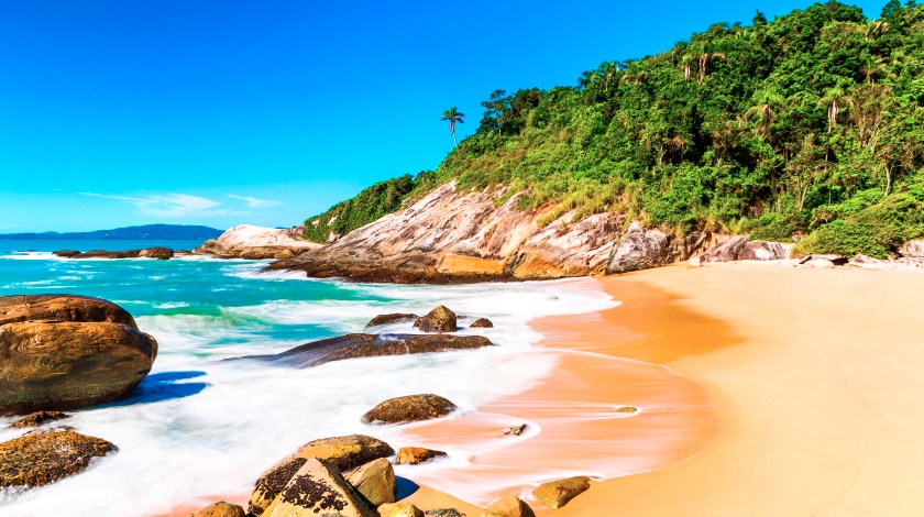 Praia do Estaleirinho, em Balneário Camboriú, destino para viajar em janeiro 