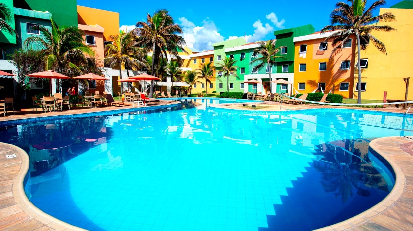 Piscina do Oceani Beach Park Hotel, em Aquiraz, Ceará.