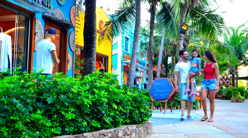 Família caminhando pela Vila Azul do Mar, centro de conveniência do Beach Park, em Fortaleza