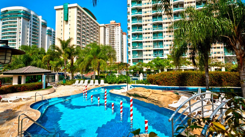 Piscina do Mundo Club Novo, que pode ser acessada por hóspedes do Bourbon Barra da Tijuca