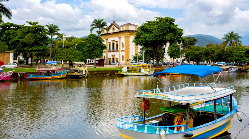 Vista para igreja do centro histórico de Paraty, ideal para viajar em março
