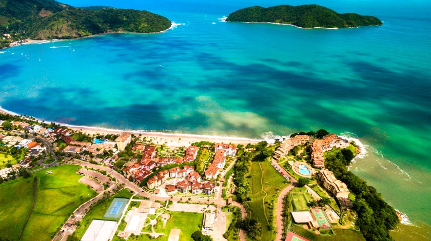 Vista geral para a Praia de Tabatinga, opção para famílias no Litoral Norte de São Paulo