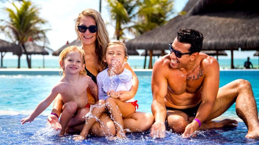 Família se divertindo na piscina do complexo Enotel, ideal para viajar com crianças e descontos Family Trip